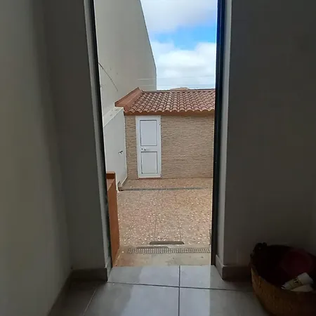 Alvito - Comfortable With Private Bathroom בית אירוח