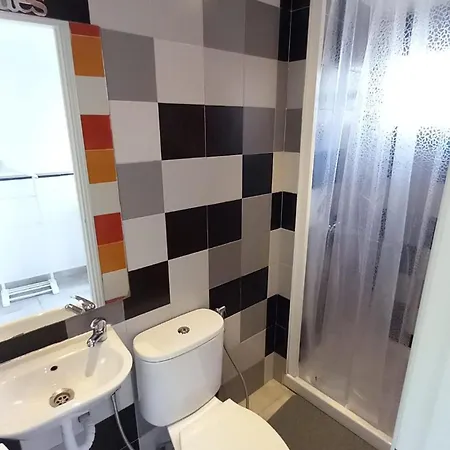 בית אירוח Alvito - Comfortable With Private Bathroom ליסבון